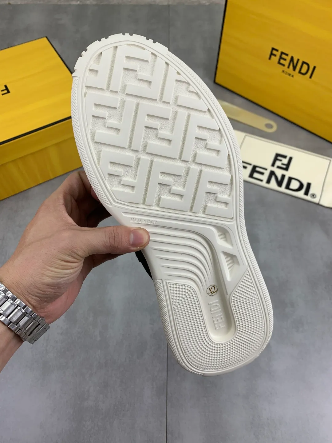 Men's Men's Shoes 💰P800 New Style 💰💎💎💎Summer Hot Style [FENDI Fendi] Top Version 🆕New slip-on sneakers, wavy soles engraved with original words. Embossed Fendi Flow lettering on the heel. The upper is made of high-end calfskin and breathable materials. Original lining with tone-on-tone details decorated with innovative handcrafting techniques. Ultra-light and wear-resistant TPU and IP foam soles, overall lightweight and comfortable. Size:39-44 (38 45 can be customized)